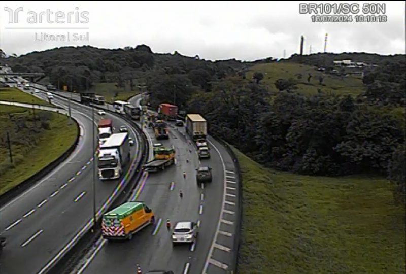 Acidente entre ônibus e caminhão