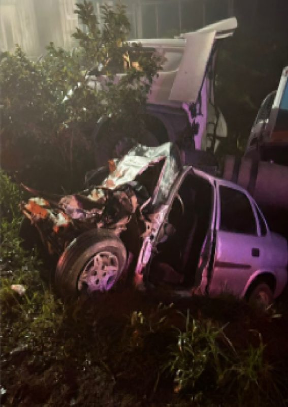 Carro destruído após colisão no Alto Vale 