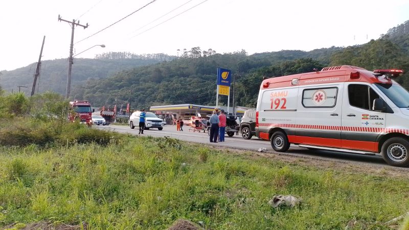 Equipes de socorro no local onde acidente aconteceu em Ibirama