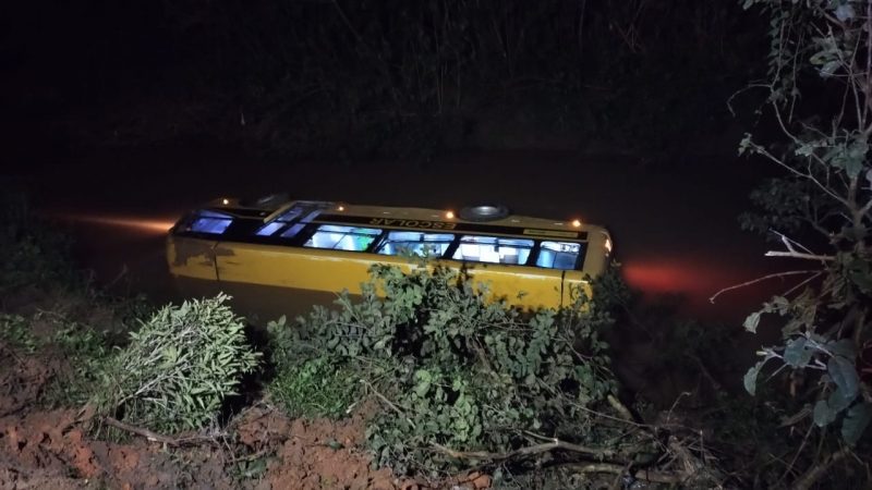 Veículo caído em rio na cidade de Aurora