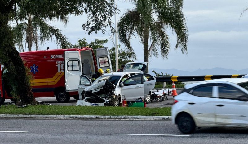 Motorista bate contra árvore e congestiona Beira-Mar Norte, em Florianópolis