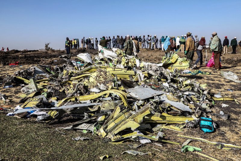 Destro&ccedil;os coletados no local do acidente da Ethiopian Airlines, perto de Bishoftu, cidade a cerca de 60 quil&ocirc;metros a sudeste de Adis Abeba, Eti&oacute;pia – Foto: Michael TEWELDE/AFP/ND