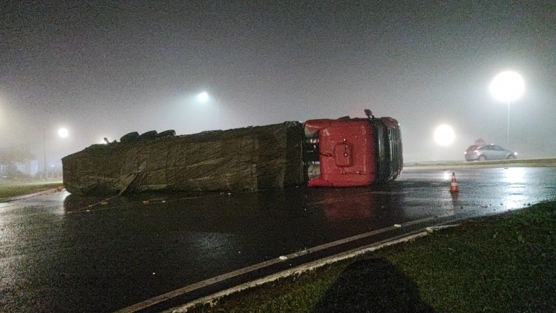 O segundo acidente foi durante a noite em Faxinal dos Guedes, tamb&eacute;m chovia no momento. – Foto: Bombeiros/Reprodu&ccedil;&atilde;o-br282 (3)