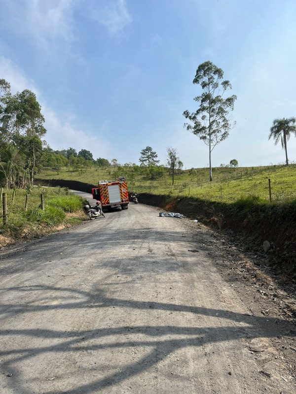 Corpo da vítima recolhido pelos bombeiros na via 