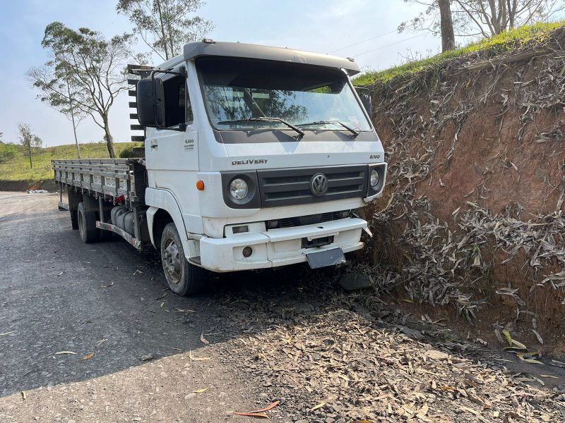 Caminhão colidido contra barranco em Pouso Redondo