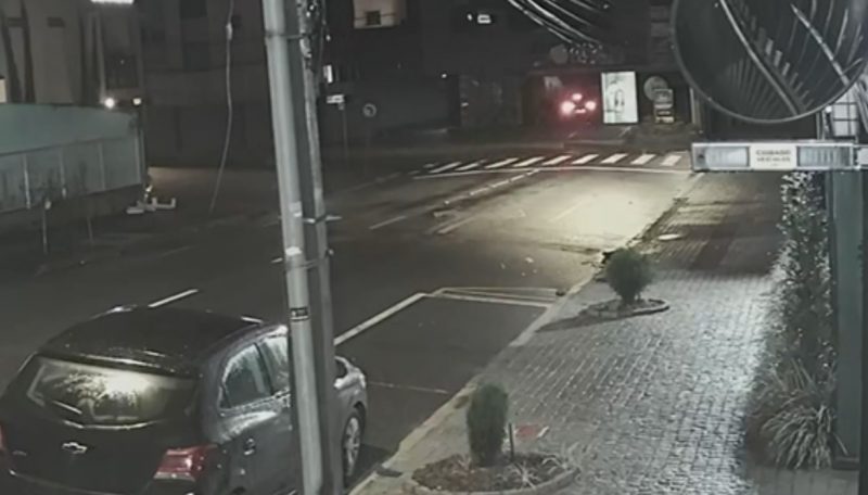 Carro avança sobre clínica odontológica 