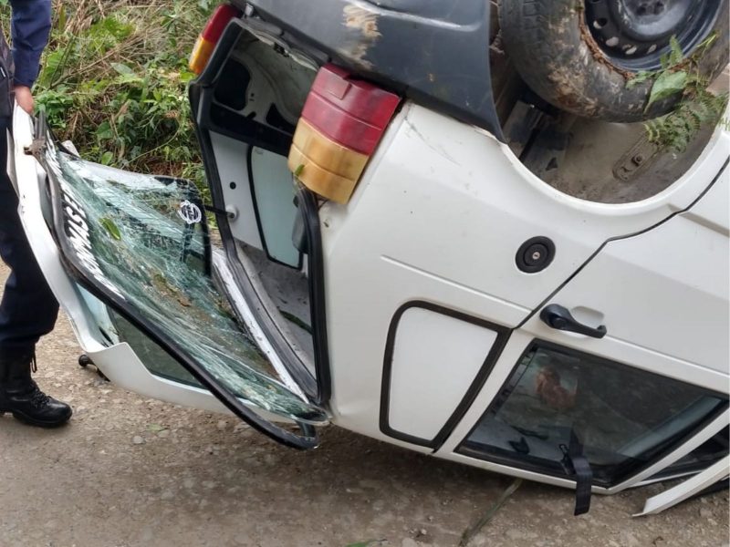 Carro em que a criança estava brincando capotou 