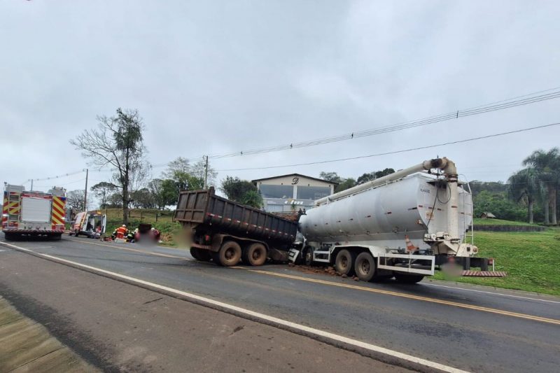 O acidente envolveu um carro e dois caminh&otilde;es em Conc&oacute;rdia – Foto: PMRv/Divulga&ccedil;&atilde;o/ND