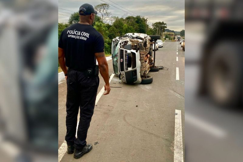 Veículo tombou após o acidente em Chapecó 