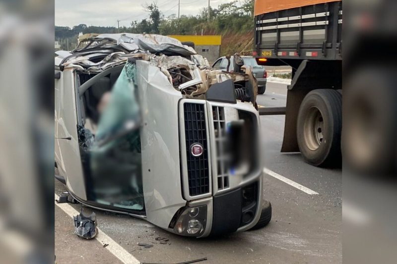 A colisão entre carro e caminhão mobilizou equipes de resgate durante a tarde desta terça-feira (30)