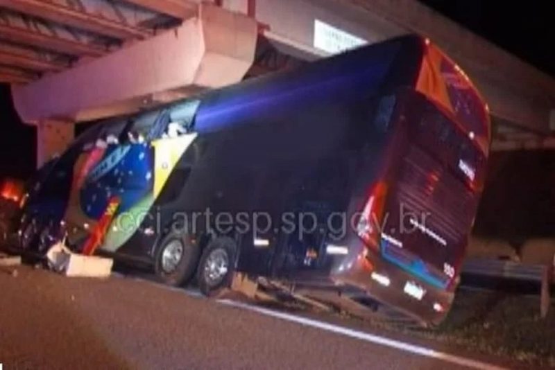 Acidente de ônibus em SP deixou 10 mortos