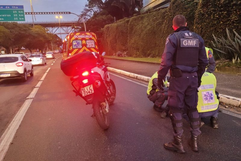 Motociclista da Guarda Municipal de Florianópolis sofre acidente ao abordar suspeitos de roubar fiação elétrica