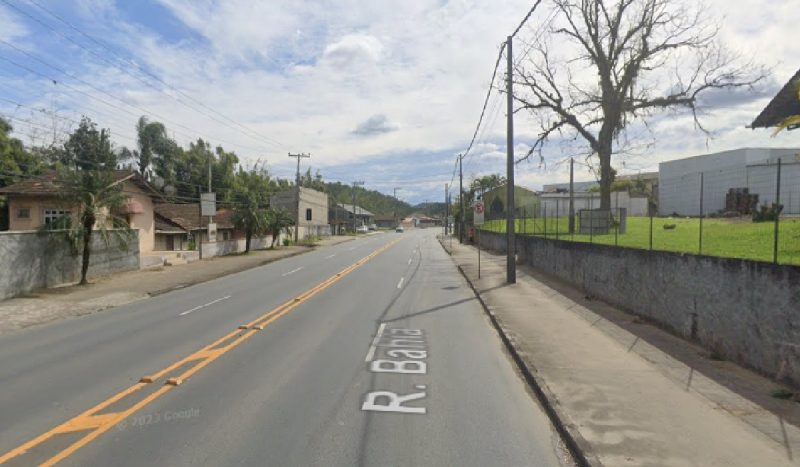 Foto da rua onde motociclista morreu em Blumenau