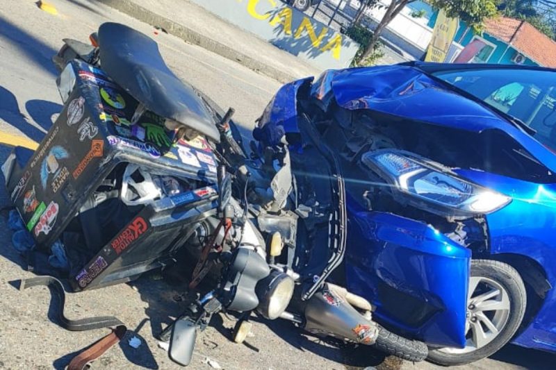 Motociclista foi arremessado pelo automóvel 