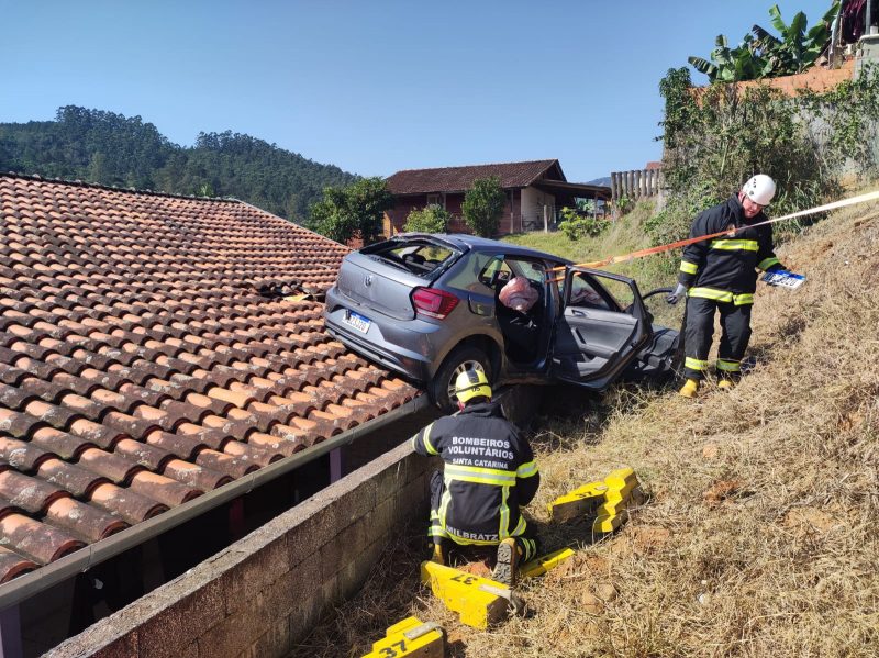 Mulher de 84 anos perde o controle e vai parar em cima de telhado em Presidente Getúlio