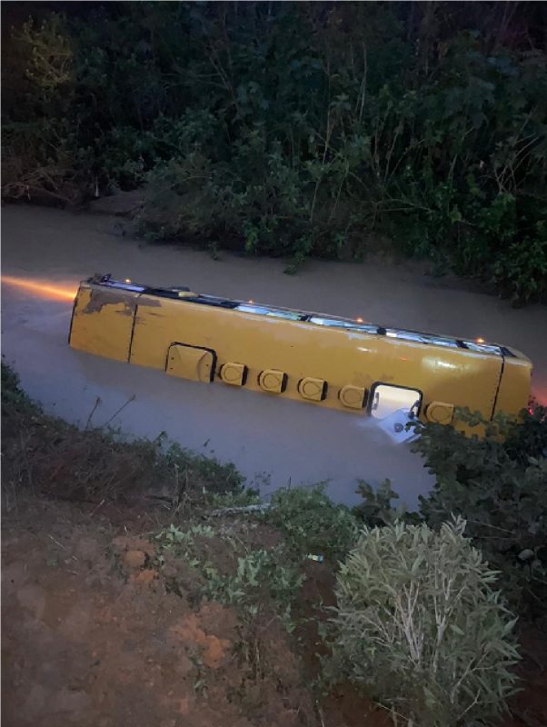 ônibus parcialmente submerso em rio de Aurora