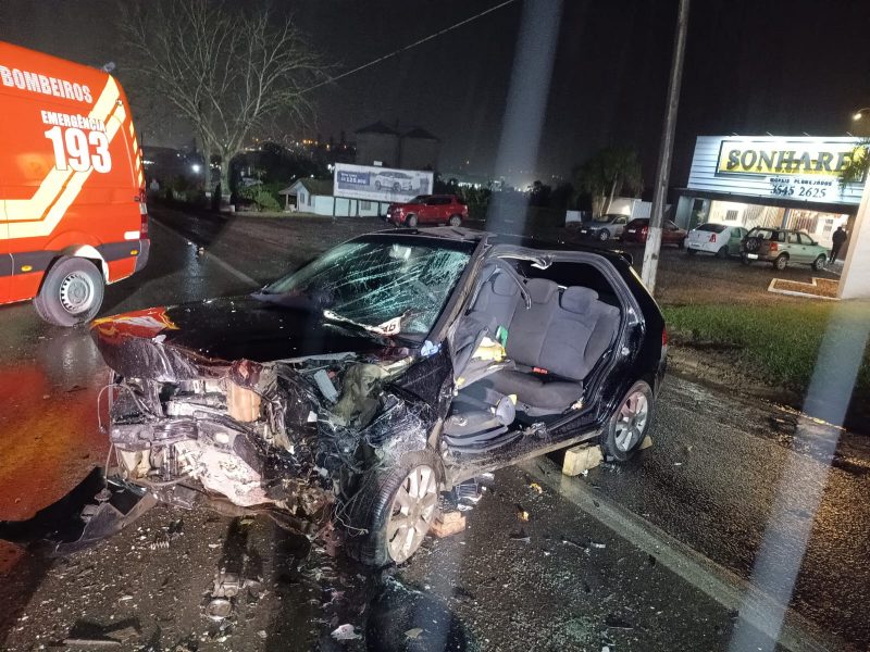 Carro completamente destruído em acidente na rodovia 