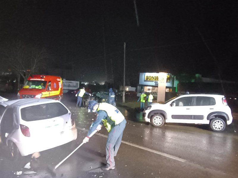 Bombeiros fazendo limpeza da pista onde acidente aconteceu