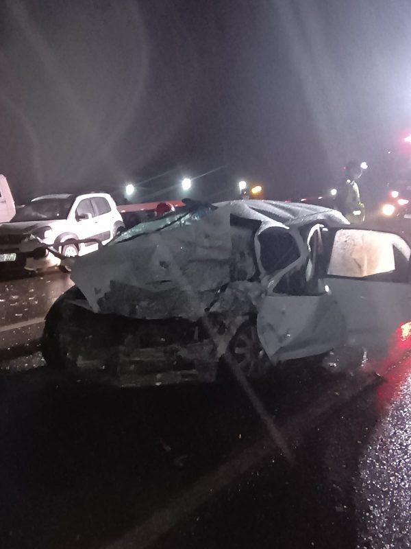 Carro com a frente destruída em pista 