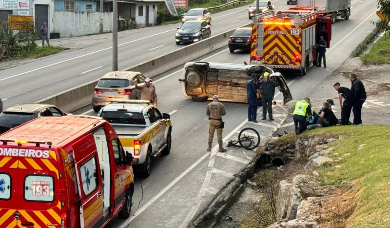 Motorista tenta desviar e atropela ciclista e congestiona o trânsito na SC-401, em Florianópolis