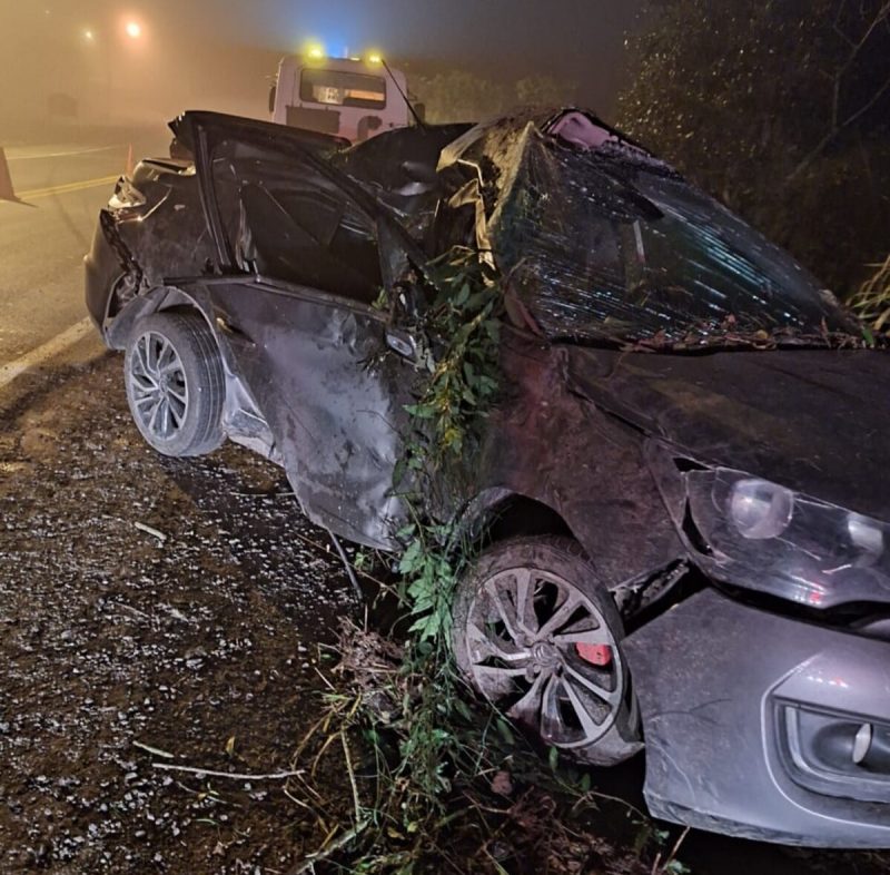 Carro em que vítimas estavam ficou destruído após o acidente em Taió