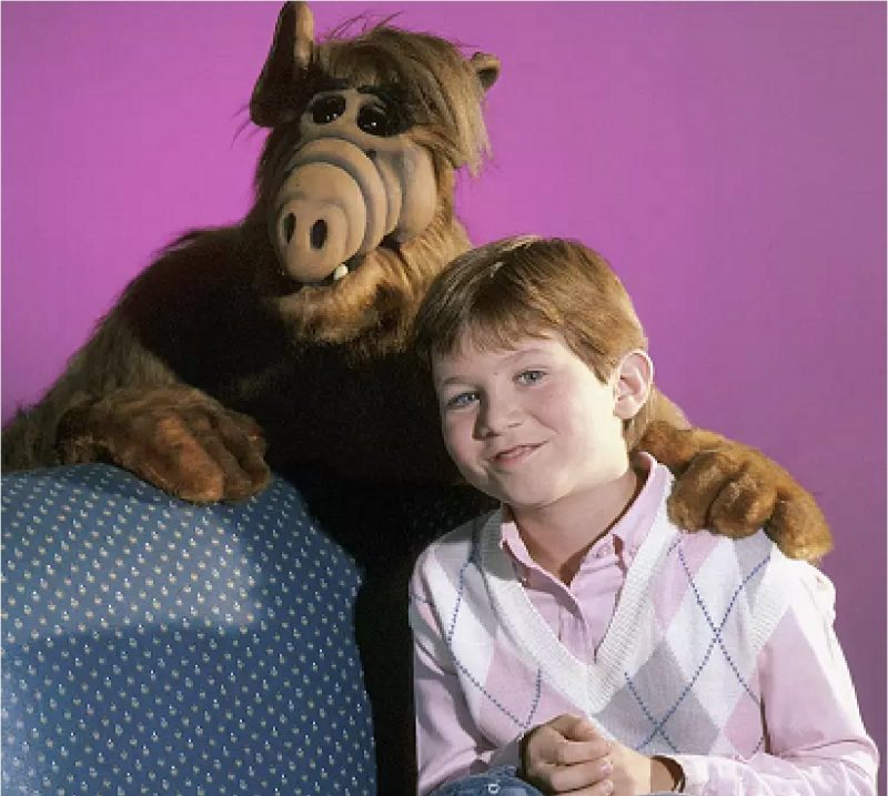 Foto do ator criança ao lado do personagem da série Alf, O ETeimoso 