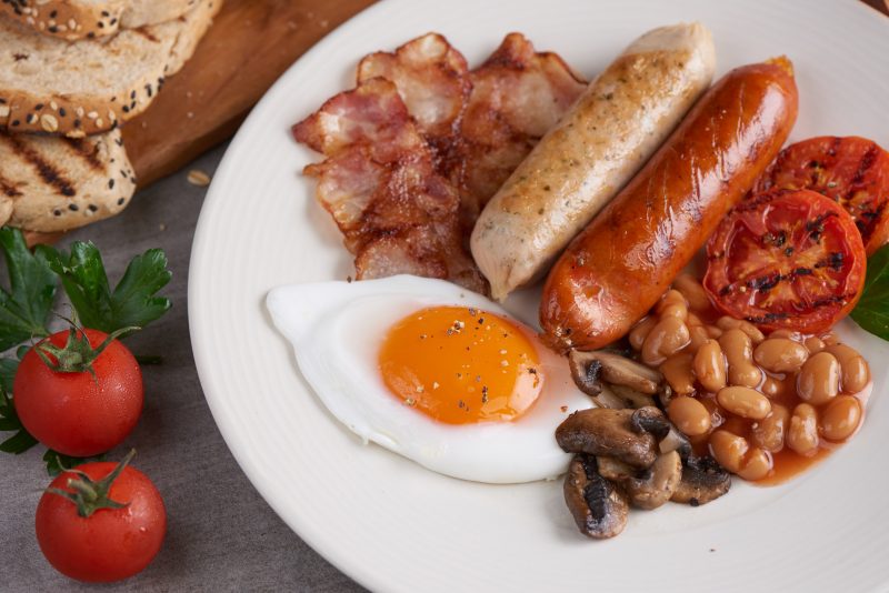 Carnes processadas, como bacon e salsicha, aumenta o risco de demência