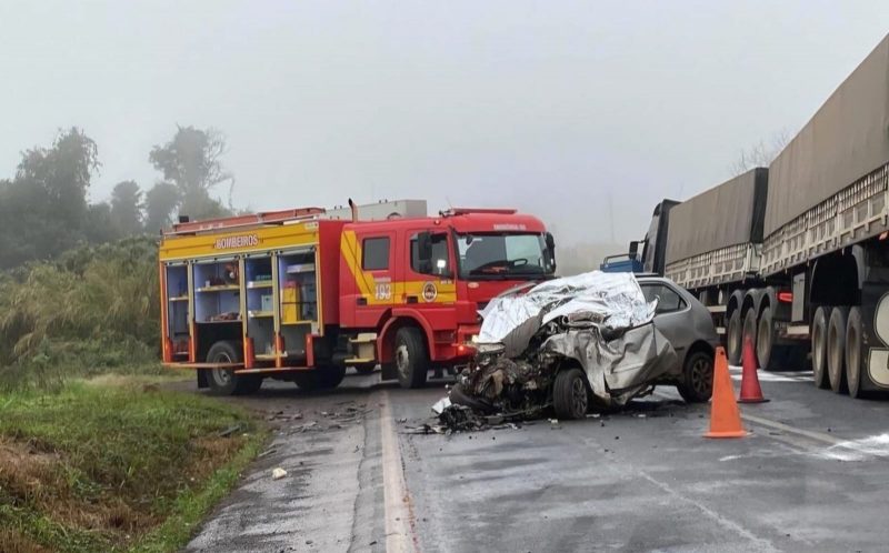 Colisão entre carro e carreta mobilizou equipes do Corpo de Bombeiros de Dionísio Cerqueira