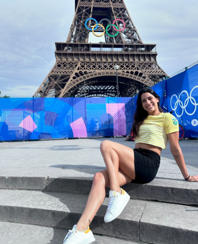 Ana Carolina Vieira em frente a Torre Eiffel 