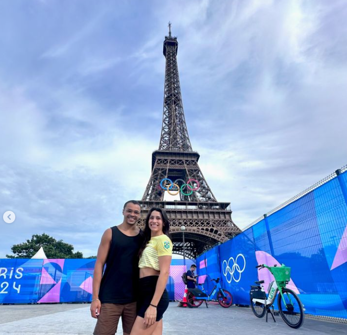 Gabriel Santos e Ana Vieira em frente a Torre Eiffel