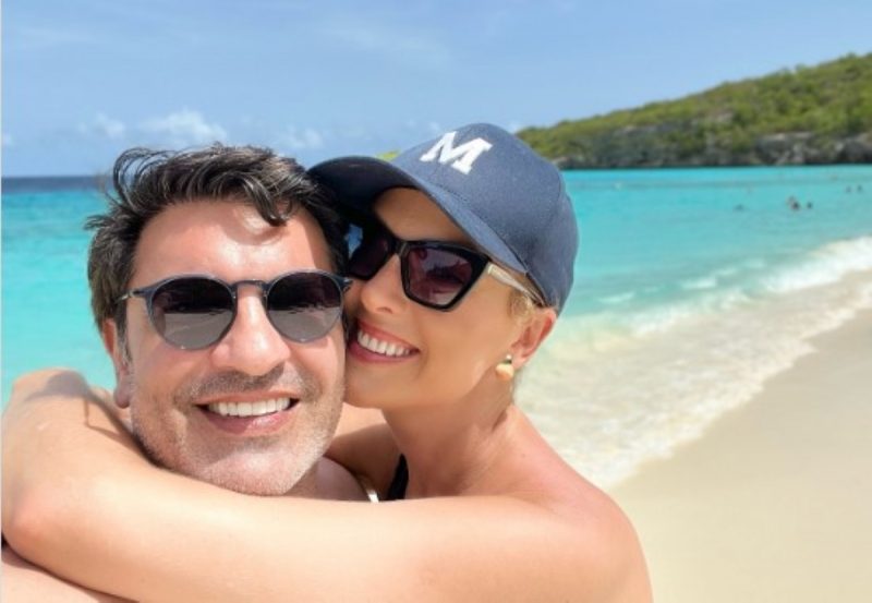 na foto, ana hickmann e edu guedes aparecem sorridentes em praia de Curaçao