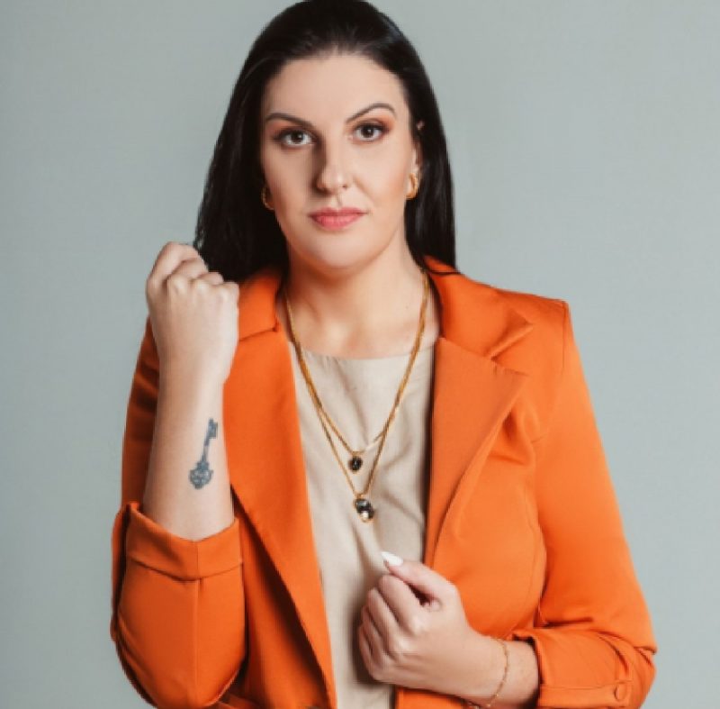 Ana Paula Reiter em foto social com blazer laranja