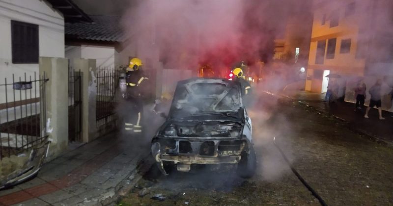 Após agredir companheira, suspeito tem carro destruído por incêndio em Criciúma