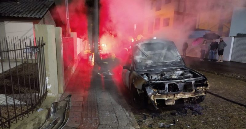 Após agredir companheira, suspeito tem carro destruído por incêndio em Criciúma