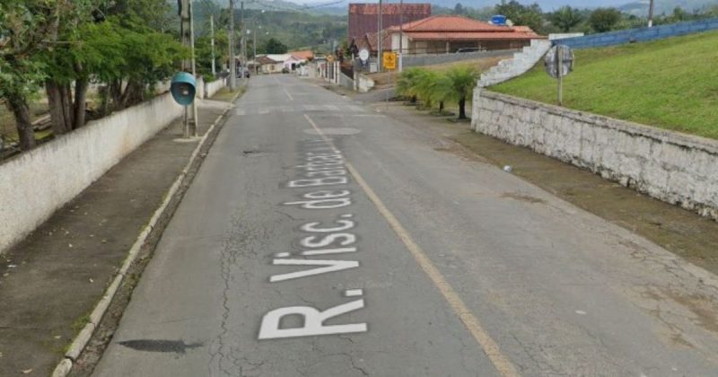 Homem tentou atacar pessoas com foice na rua Visconde de Barbacena