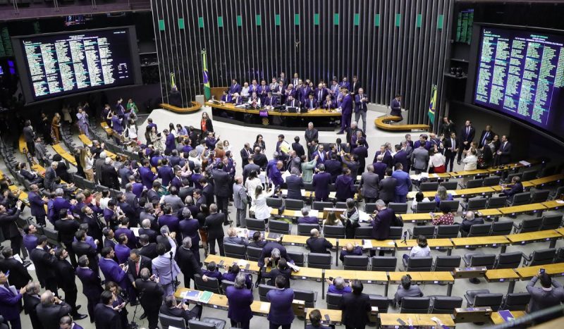 Emendas pix destinadas por deputados para municípios é alvo de críticas pela falta de transparência, foto mostra câmara dos deputados