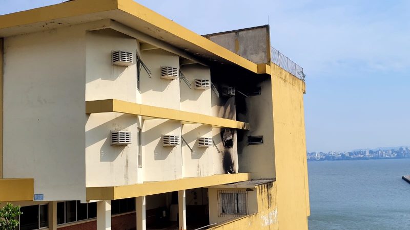 Incêndio começou em um dos quartos do hotel e destruiu parte do primeiro andar