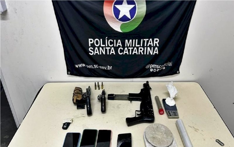 Armas e drogas apreendidas pela Polícia Militar com suspeitos de roubo 