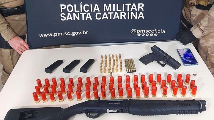 No total, foram apreendidas 87 muni&ccedil;&otilde;es de 9 mm e 57 muni&ccedil;&otilde;es de calibre 12. – Foto: Pol&iacute;cia Militar/Reprodu&ccedil;&atilde;o/ND