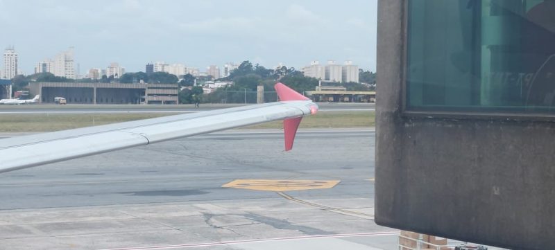 Asa após colisão de aviões no pátio do Aeroporto de Congonhas