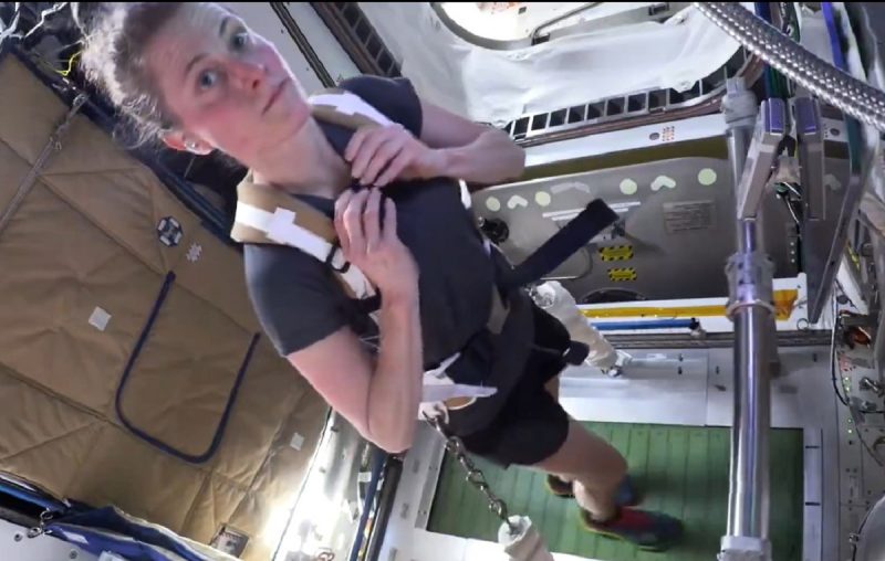 astronauta aparece na esteira fazendo atividade física para combater falta de gravidade