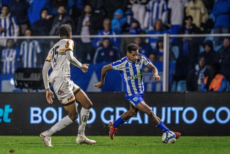 Garcez não vive bom momento com a camisa do Avaí &#8211; Foto: Fabiano Rateke/AFC/ND