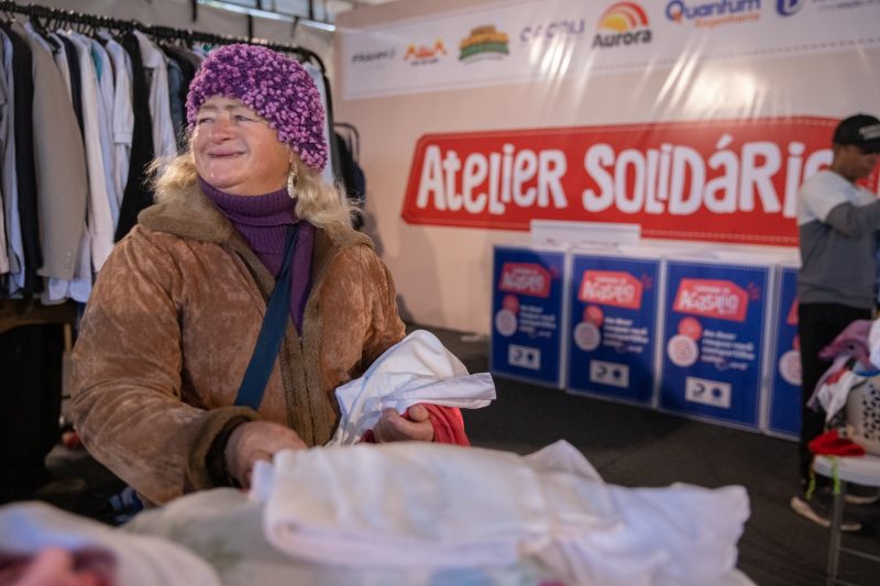 Aparecida da Silva Ribeiro, de 62 anos, passava pelo Centro de Florianópolis quando viu a tenda do Ateliê Solidário