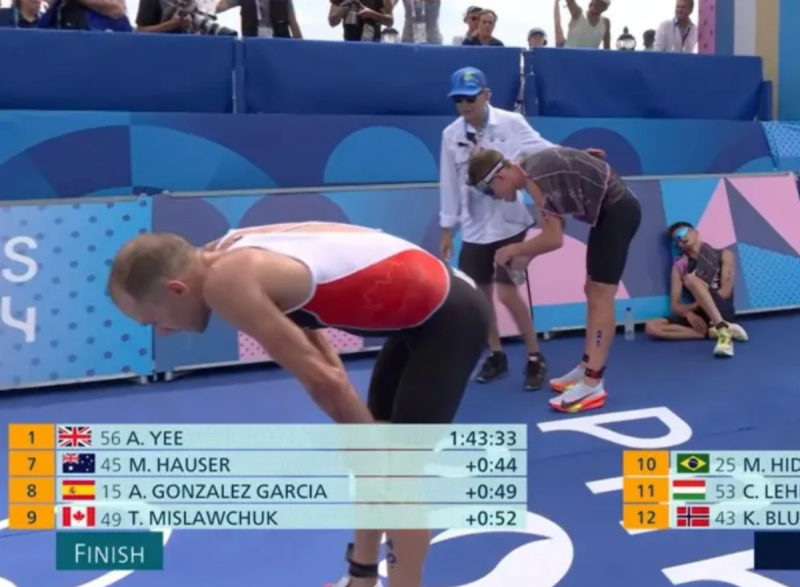 Atleta vomita na linha de chegada após completar o percurso da prova - Foto: Reprodução/BBC