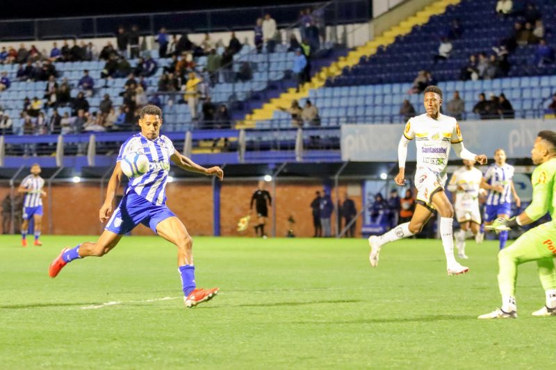 Garcez tem três gols pelo Avaí na Série B, mas perdeu algumas grandes oportunidades 