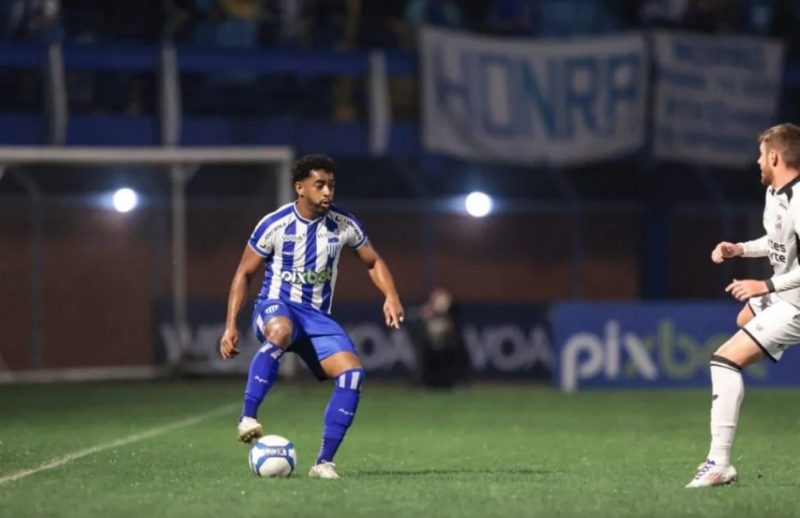 Avaí perdeu para o Ceará e o lateral Marcos Vinícius teve uma atuação abaixo do que vinha jogando