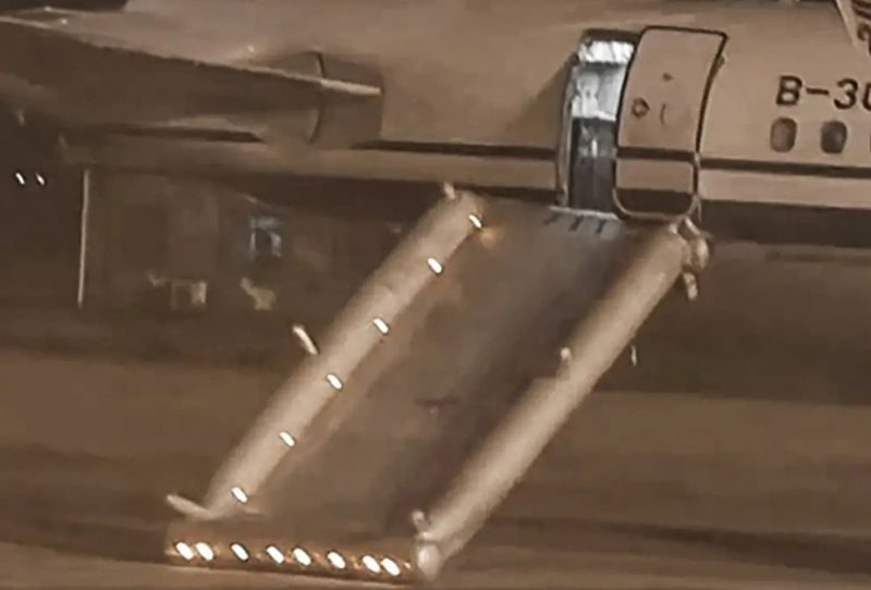 Saída inflável foi acionada por passageira de avião