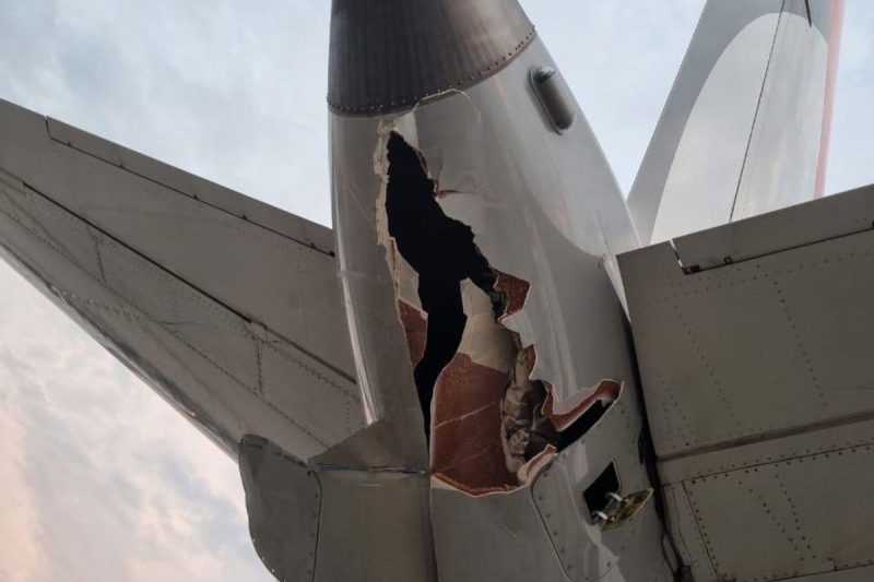 Cauda rasgada após colisão entre aviões no pátio do Aeroporto de Congonhas