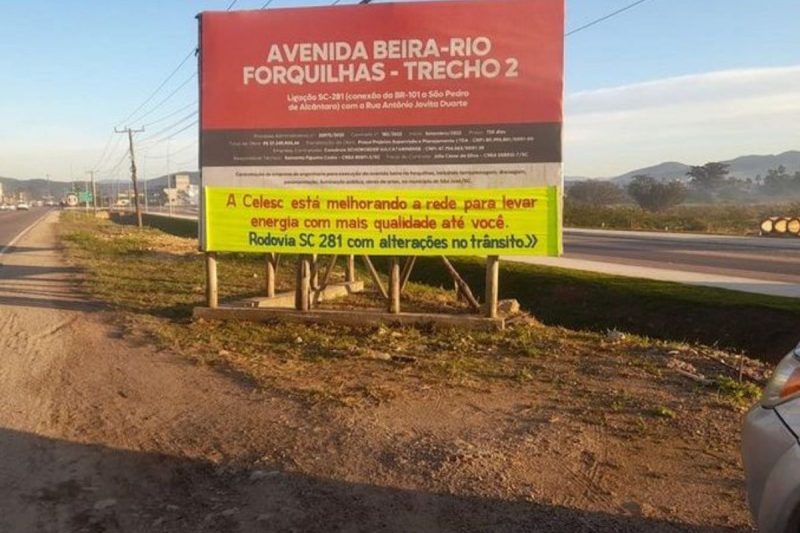 Aviso de obra da Celesc em trecho da SC-281