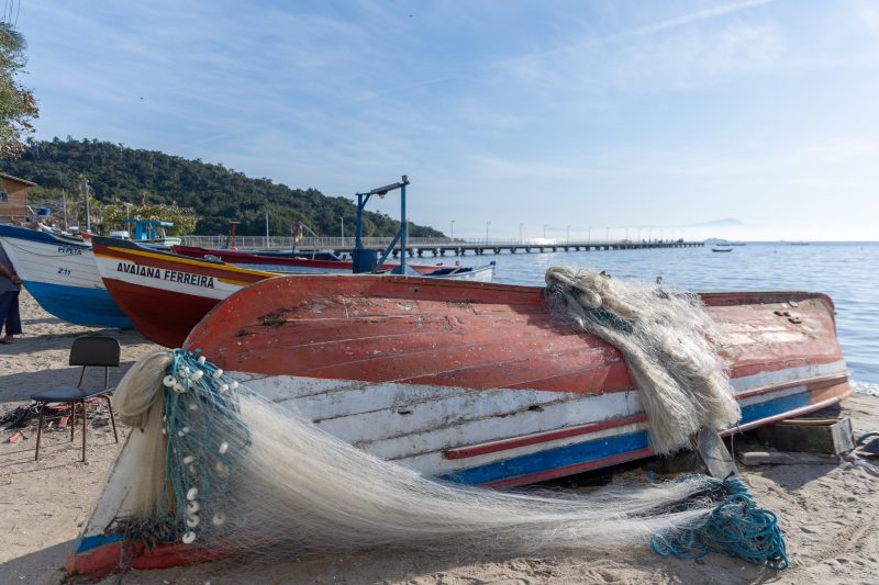 Baleeira vermelha, branca e azul na praia